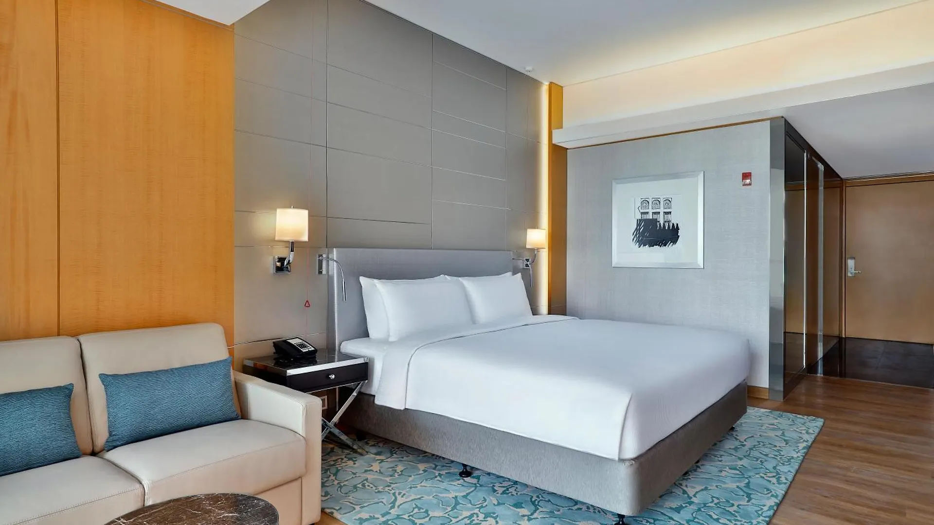Hilton Dubai Palm Jumeirah 5*,
